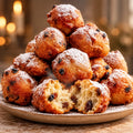 Verse oliebollen met poedersuiker op een bord